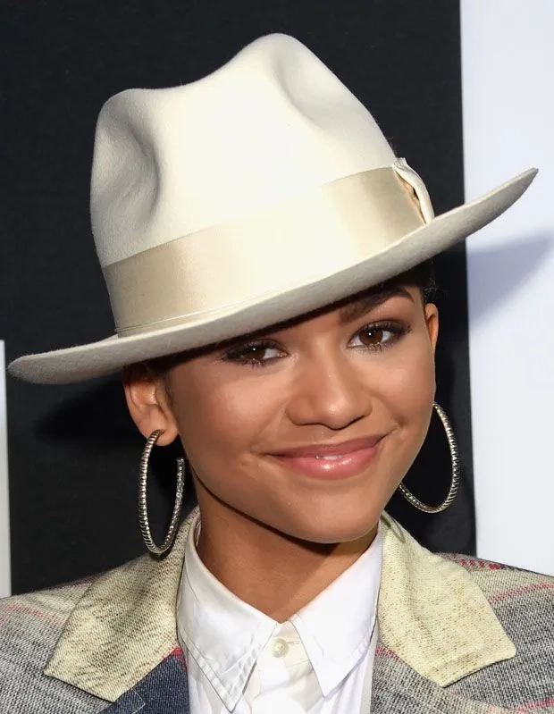 Another angle of the Zendaya big hat meme