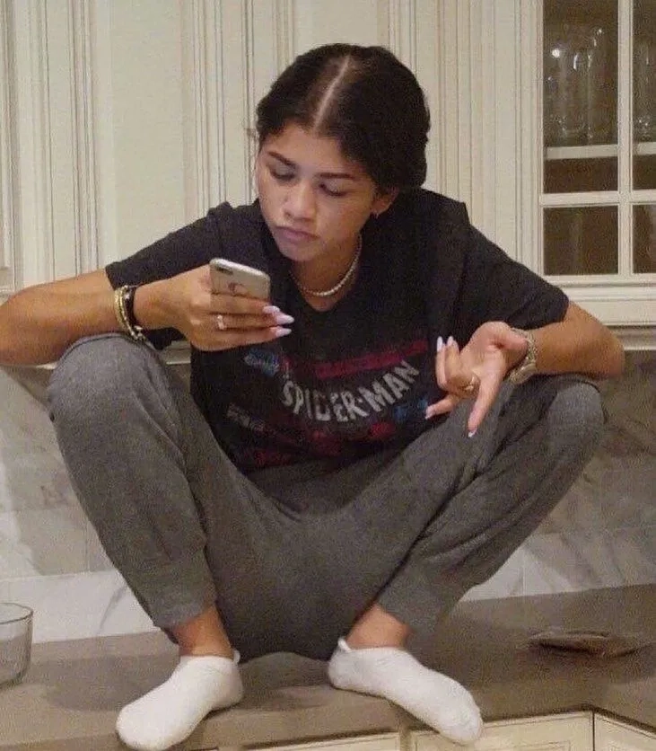 The iconic zendaya laughing meme