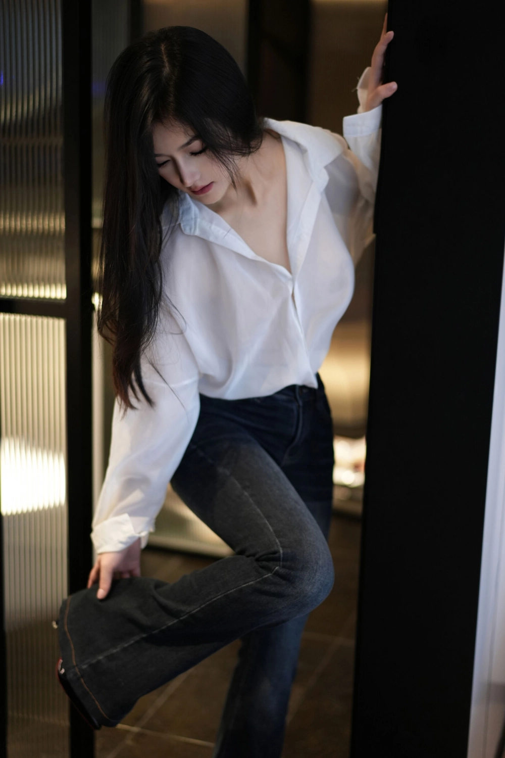 Cute girl photo full body melts sweet innocence and irresistible full-length fire