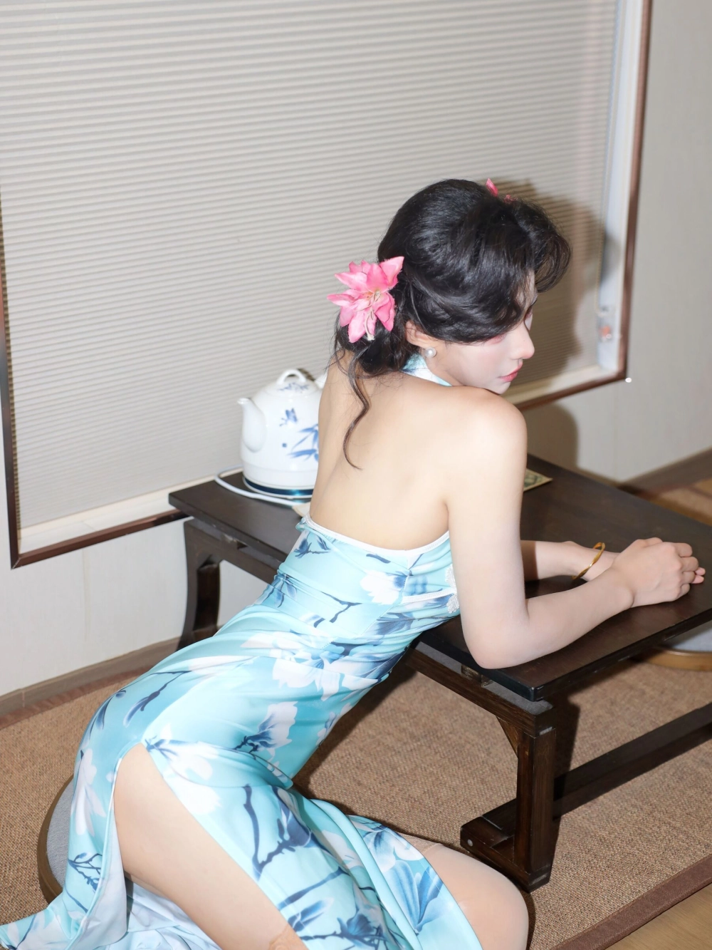 Cute Russian girl photo melts sweet ice and golden explosive charm