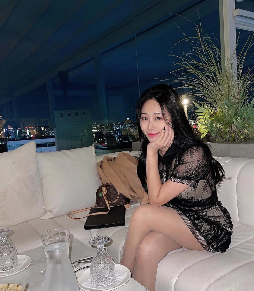 Indian girl sex photos freeze scorching golden curves and instant magnetic lust