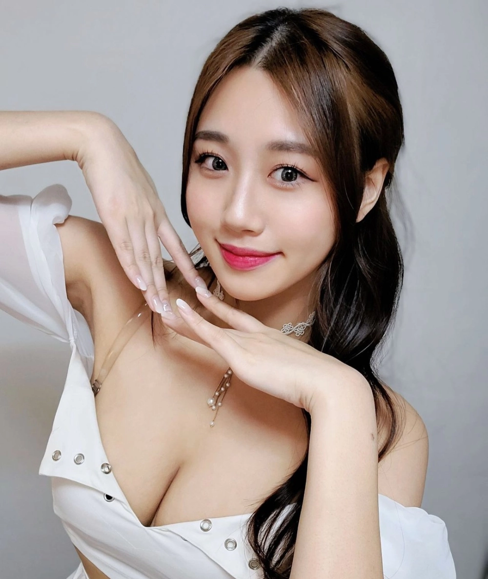 Hot gym girl sex flexes toned curves and sweat-soaked explosive fire