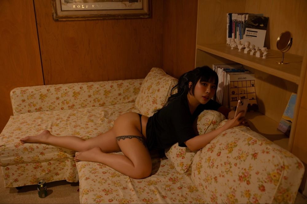 BTS girl photo pulses K-pop fever and irresistible golden fangirl blaze